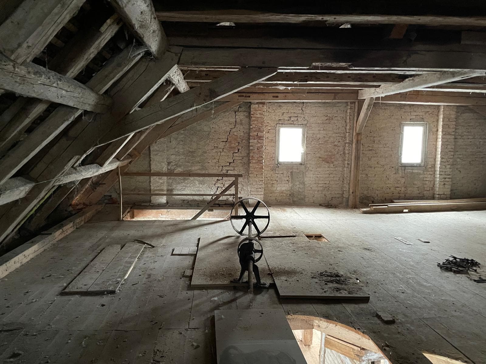 Alte Mühle, erste Begehung – Staub, Balken, Licht. Der Rest ist Sorgfalt.